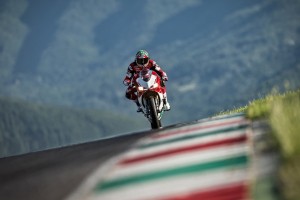 开云体育登录-黄蜂对阵猛龙，詹姆斯完成里程碑，岁月无法阻挡的传奇之路