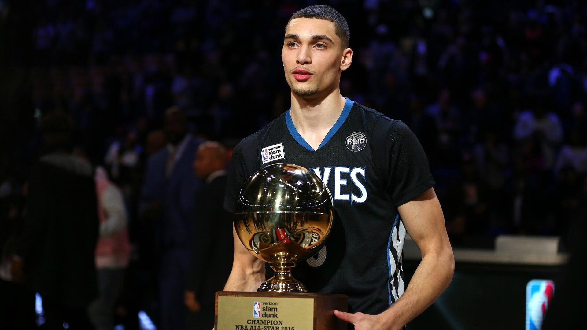 深圳队强行终结新疆队,库里带动全队节奏,现代篮球的两种胜利哲学